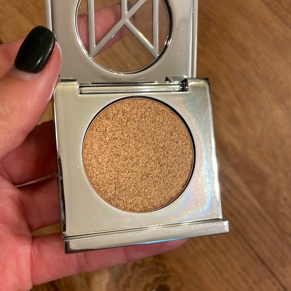 IL Makiage eye shadow / highlighter
